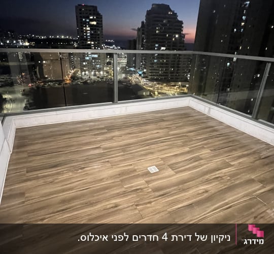 מרפסת עם רצפה נקייה ונוף לעיר בלילה